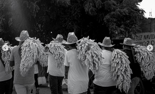 Hombres cargando Coroz